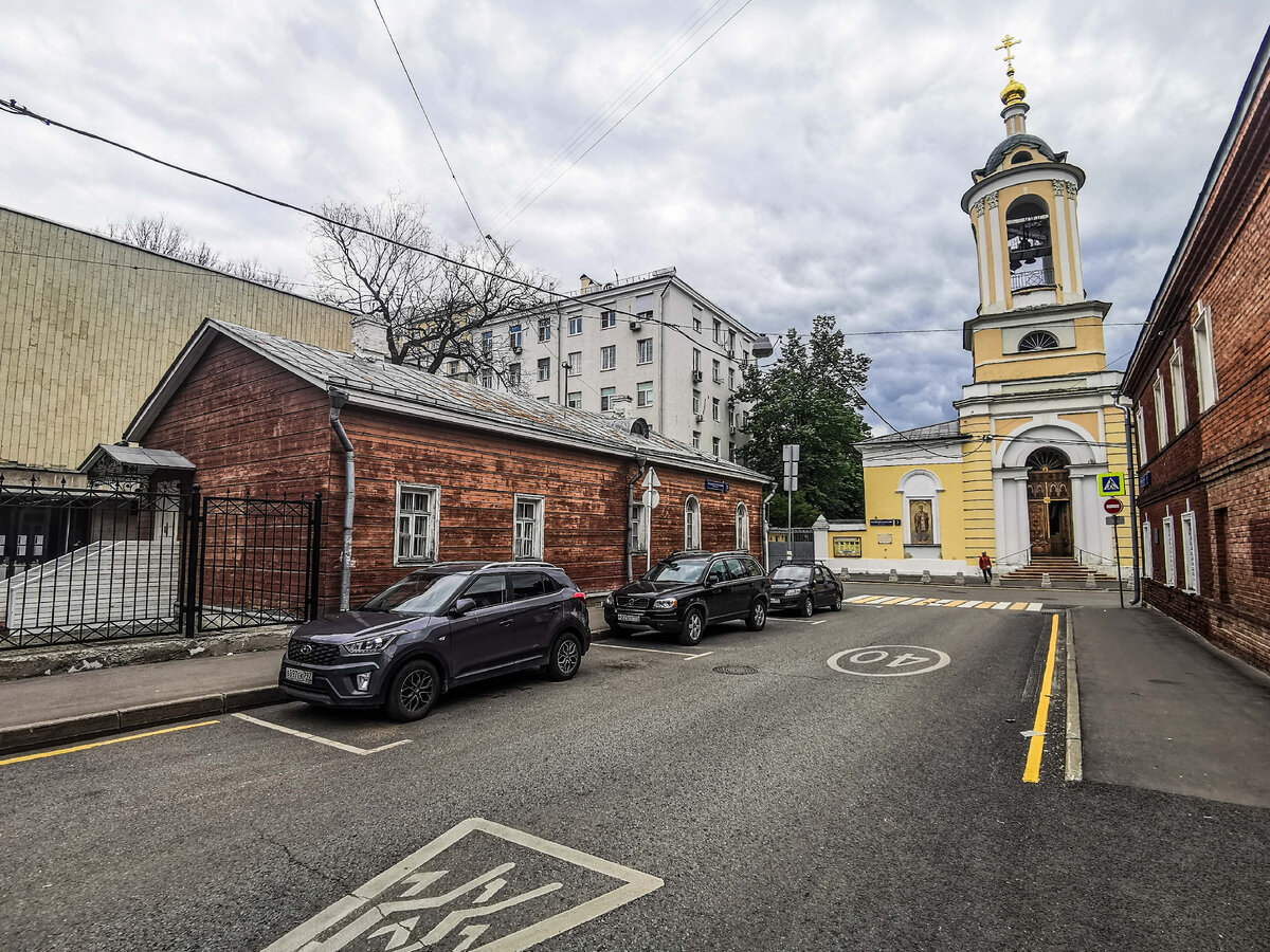 Вид на Церковь Рождества Иоанна Предтечи на Пресне. Слева - деревянный дом настоятеля церкви Рождества Иоанна Предтечи 1848 года постройки, справа виднеется дом притча. Сейчас это духовно-просветительский центр и церковная лавка.