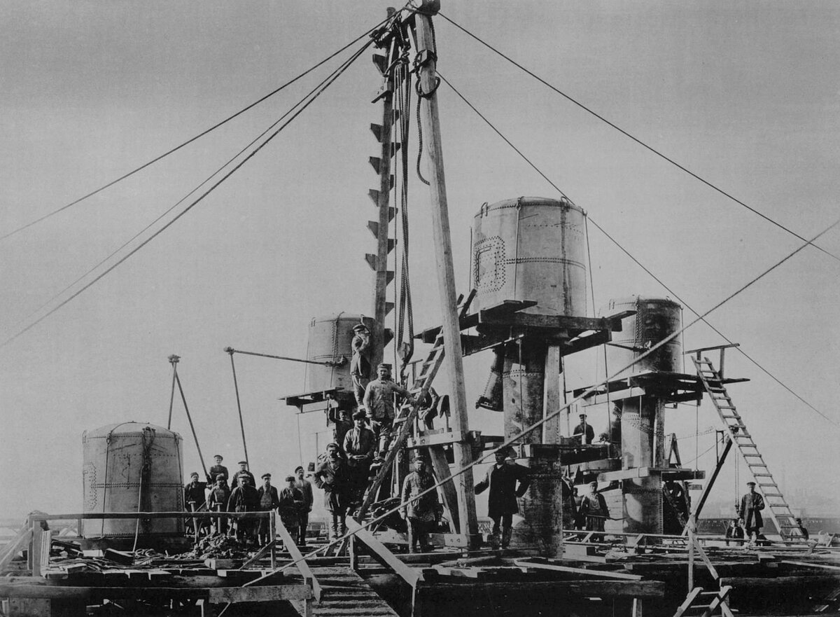 Погружение кессона быка №1. 1900 г.