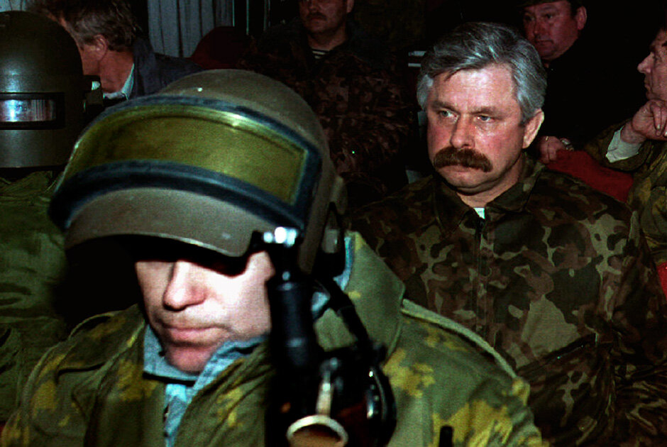 Если в 1991 году Руцкой участвовал в борьбе с путчистами, то спустя два года сам стал мятежником и был арестован. И впоследствии выпущен по амнистии объявленной Госдумой вместе с членами ГКЧП 