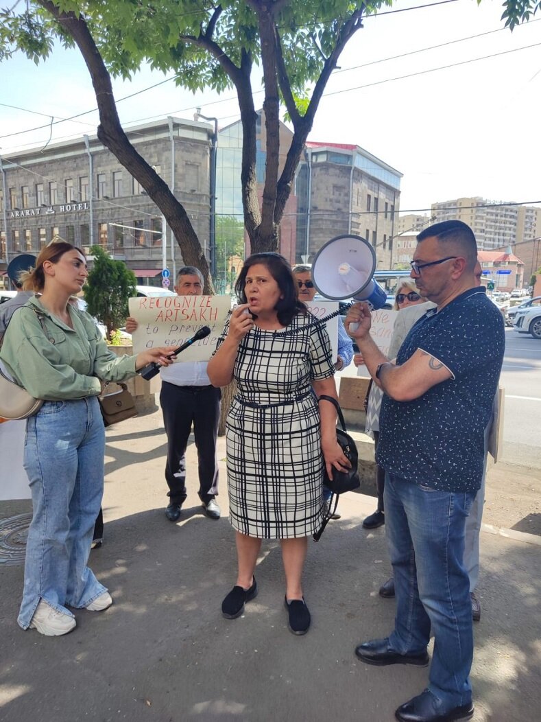 С тем же требованием 1 июня члены движения собрались у посольства США в Армении.  Фото движения «Вместе»