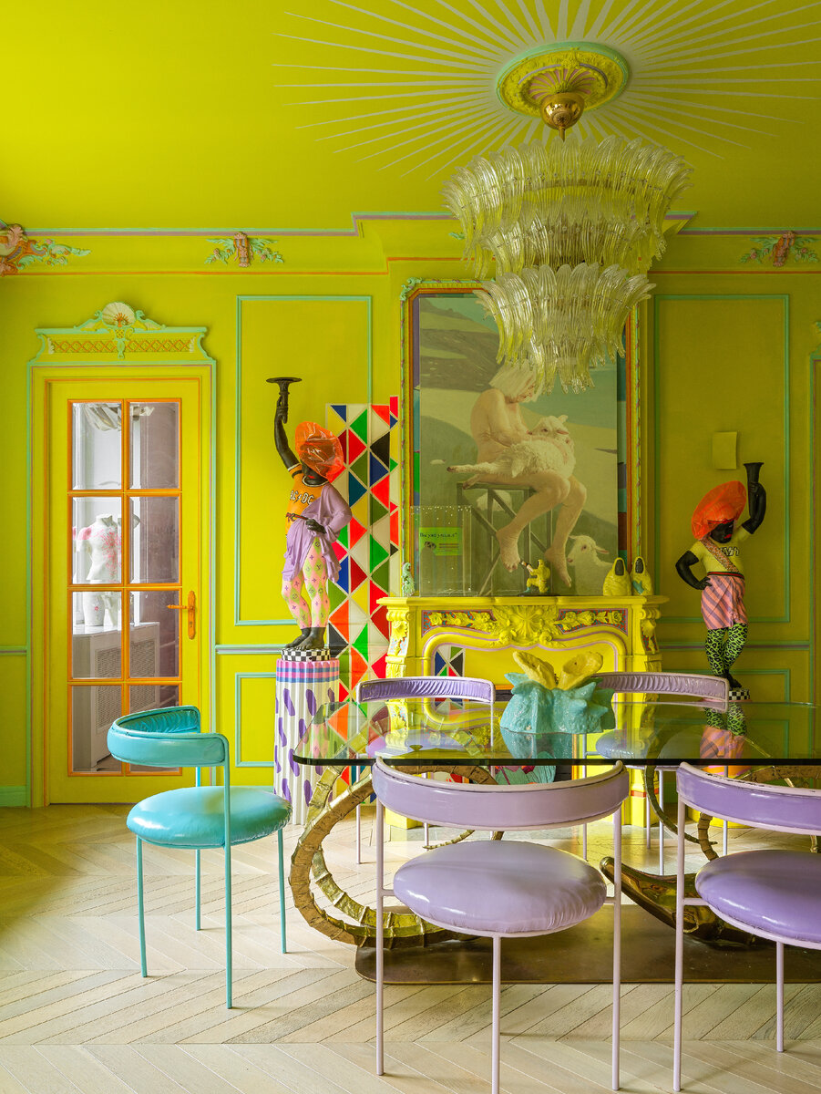 Гостиная. Стол и стулья сделаны по дизайну хозяев квартиры.