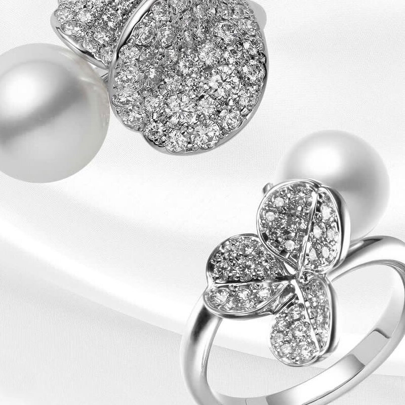 Кольца Mikimoto из белого золота с бриллиантами и жемчугом из коллекций Fortune Leaves и Les Patales Place Vendome