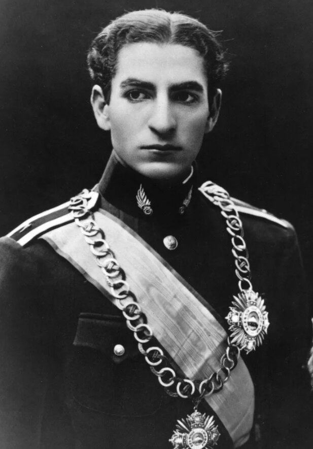 Сорайя впервые увидела шаха Мохаммеда Реза во дворце Гулистан, куда она была приглашена старшей сестрой шаха, принцессой Шанс, на чашку послеполуденного чая.-4