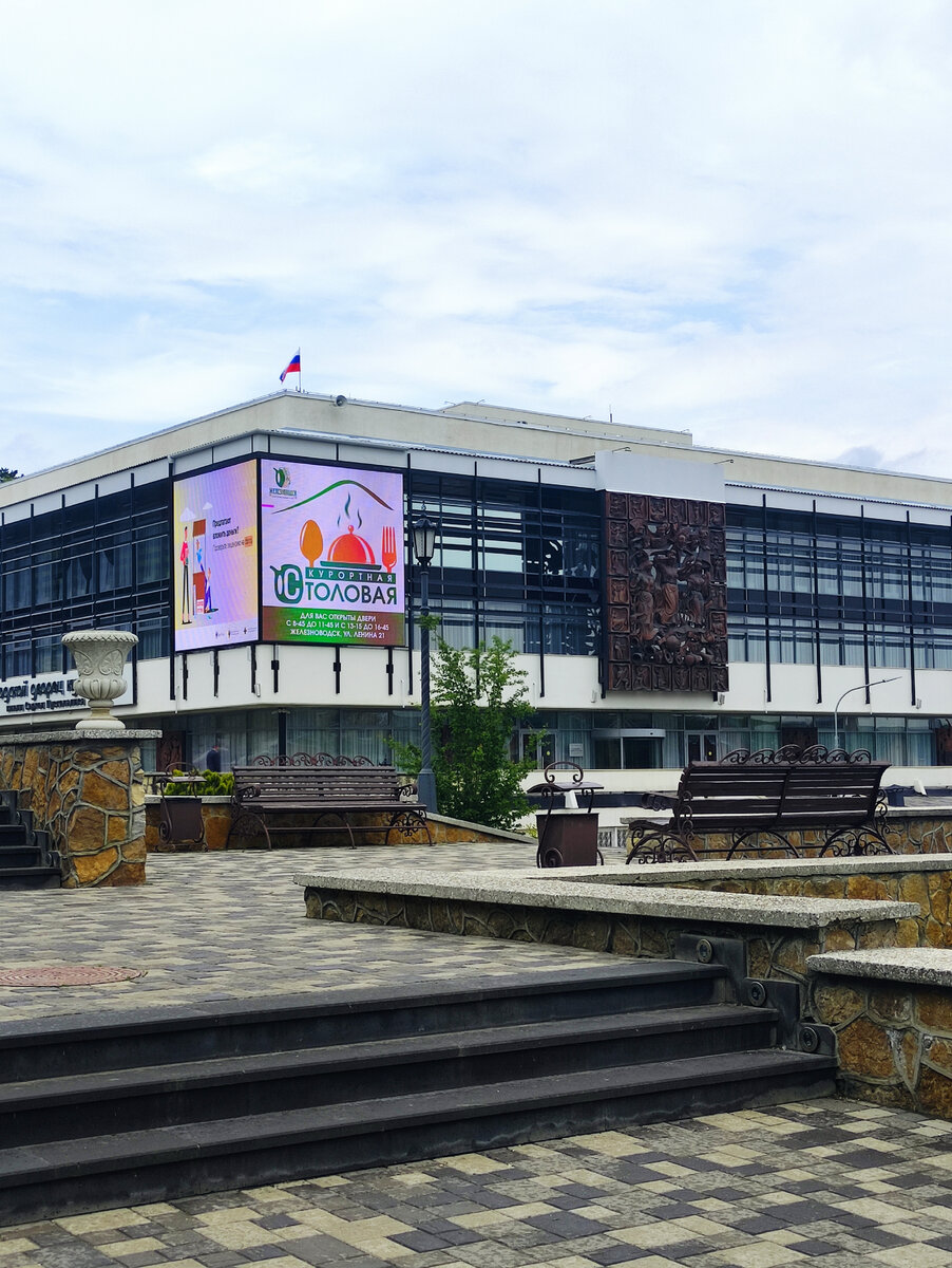 Рекламируют столовую по всему Железноводску.