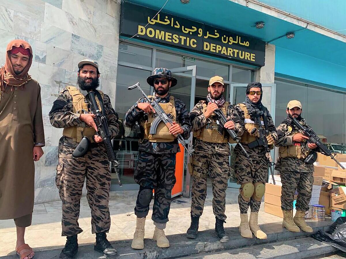    Талибы* в аэропорту Кабула© AP Photo / Kathy Gannon