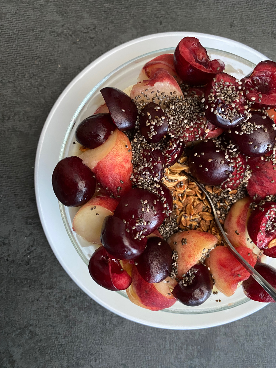 Протеиновый пудинг без сахара, греческий йогурт (читай белок)
Домашняя гранола с орехами (читай углеводы и жиры)
Персики, черешня и семена чиа 