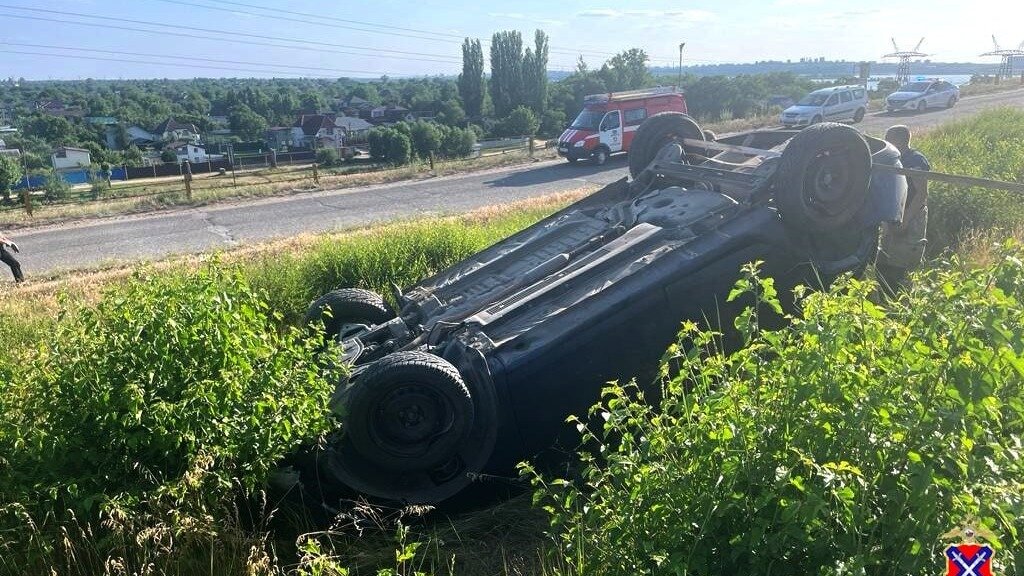     ДТП с опрокидыванием автомобиля накануне в Волжском. За рулём был нетрезвый пенсионер, который не справился с управлением и улетел в кювет, сообщает ГУ МВД по Волгоградской области.