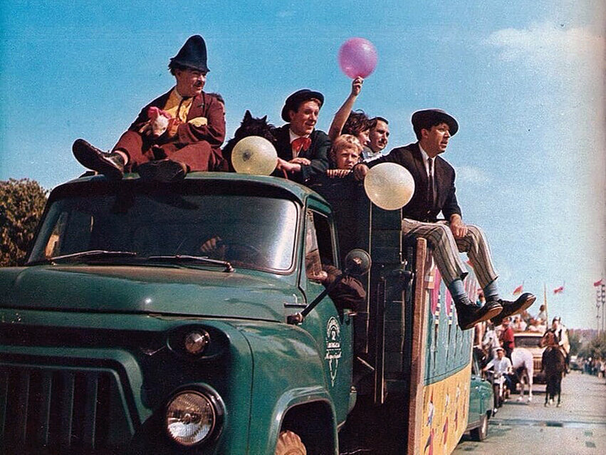 Михаил Румянцев (Карандаш), Михаил Шуйдин и Юрий Никулин на парад-але с коллегами из цирка . Источник фото: https://fishki.net