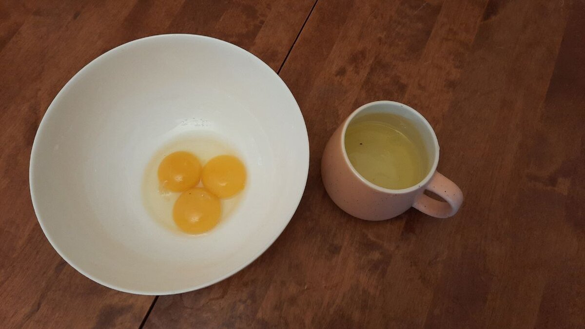 Отделяем белки от желтков