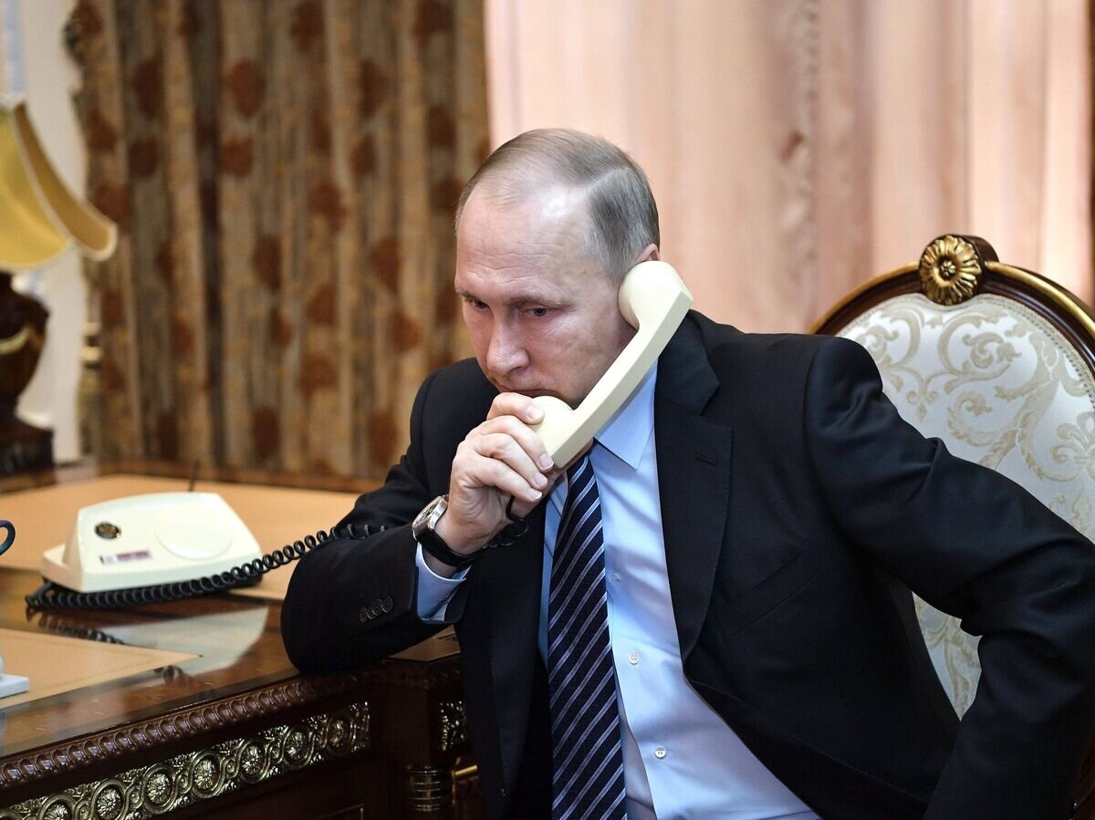    Владимир Путин во время телефонного разговора © РИА Новости / Алексей Никольский
