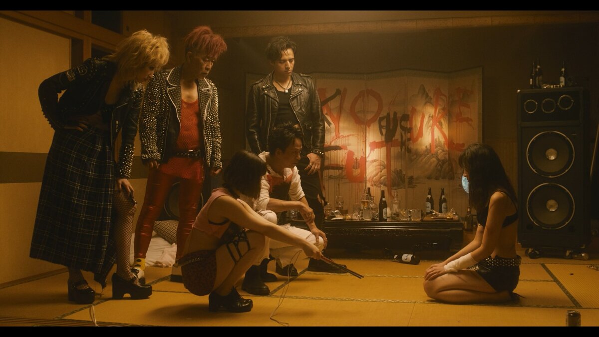 Всё это безобразие было снято не без помощи Netflix.