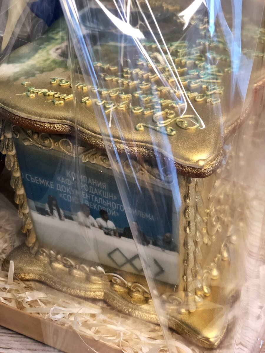 Золотая новогодняя пряничная шкатулка