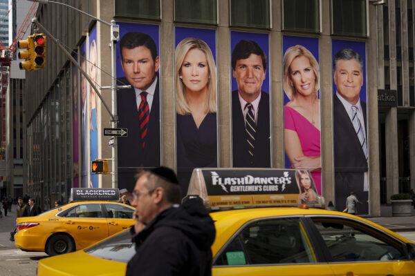 Рекламный ролик с участием представителей Fox News, в том числе Такера Карлсона и Шона Хэннити, в Нью-Йорке, 13 марта 2019 года. (Дрю Ангерер/Getty Images)
