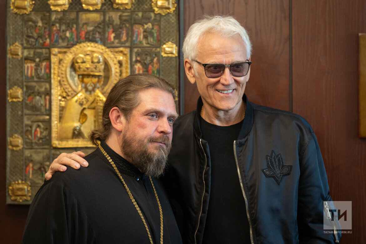 ​Алексей Чубаков и Александр Маршал во время экскурсии по Духосошественскому храму поговорили о концертах и вере. Фото: © Владимир Васильев / «Татар-информ»