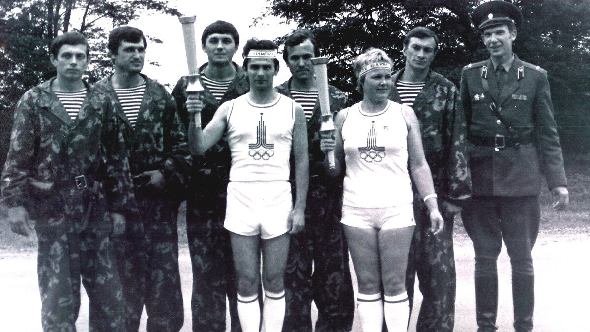 Комитетчики в форме и «рабочей» одежде