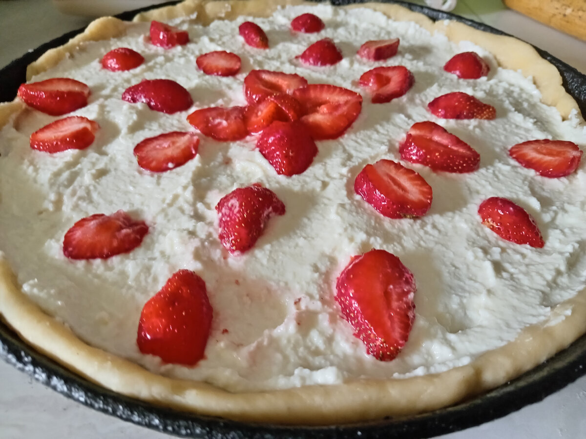 Творожный пирог с клубникой