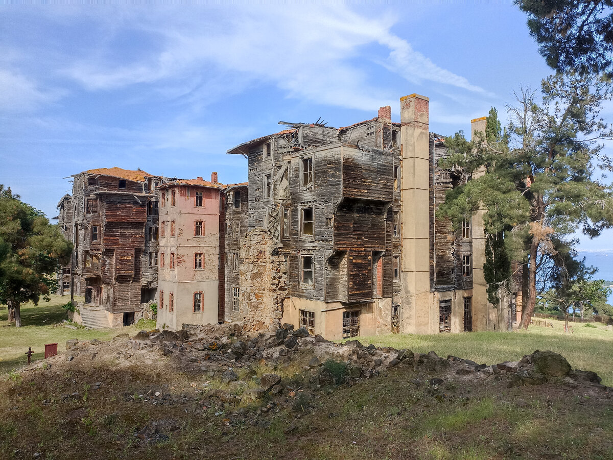 В доме было 206 комнат