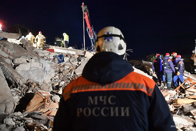    Спасатели МЧС России помогают в ликвидации последствий землетрясения © МЧС России