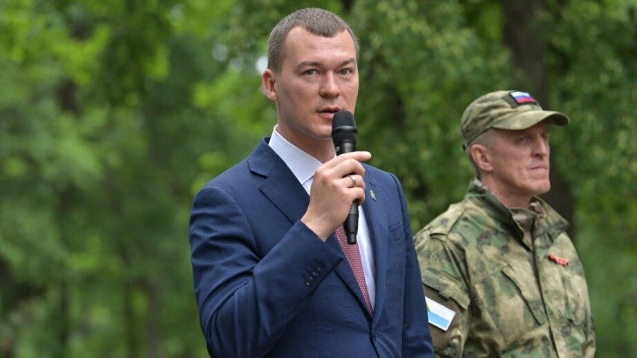     В День России глава региона Михаил Дегтярев встретился с курсантами первой специализированной военно-спортивной смены регионального Центра развития военно-спортивной подготовки и патриотического воспитания молодежи, развернутой на базе детского оздоровительного лагеря «Энергетик»