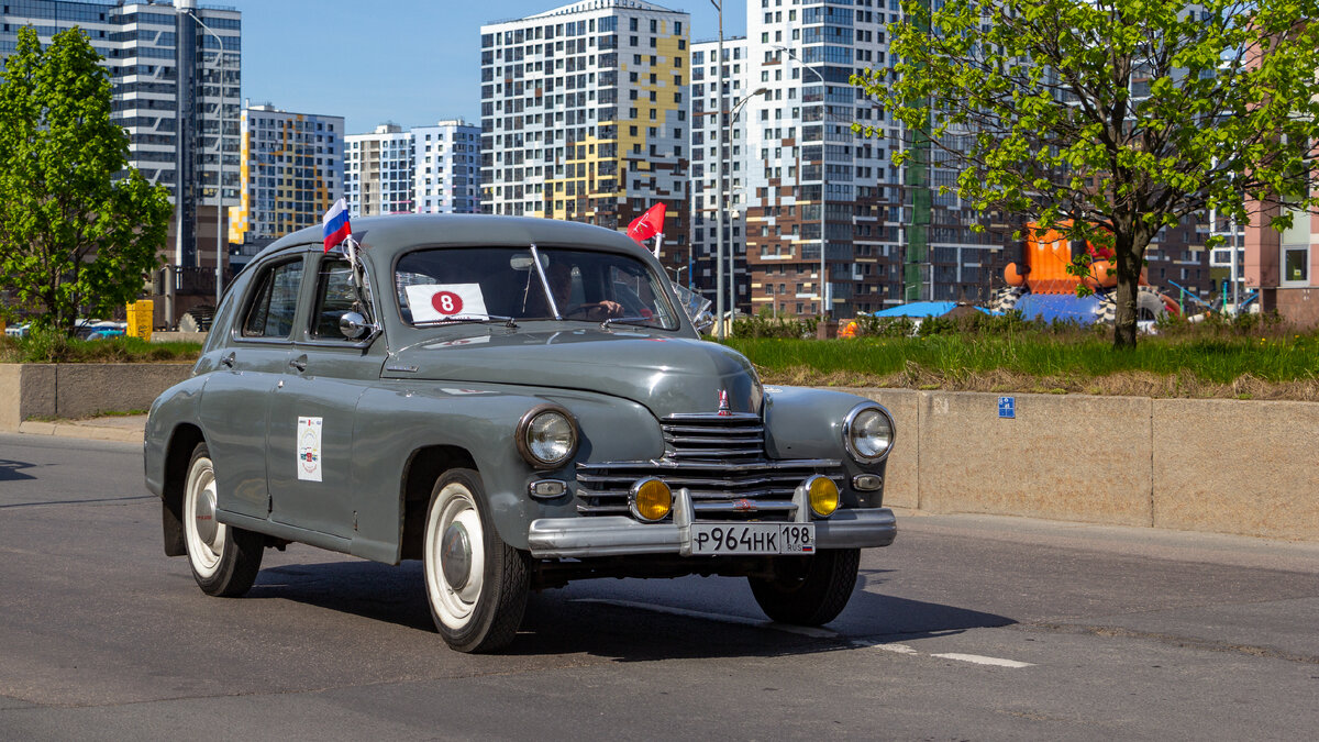 у машин первой серии нижний брус был длиннее, он заходил под габаритные огни Но сохранились ли такие автомобили - я не знаю. Во всяком случае Побед старше 1954 года выпуска лично я не встречал.