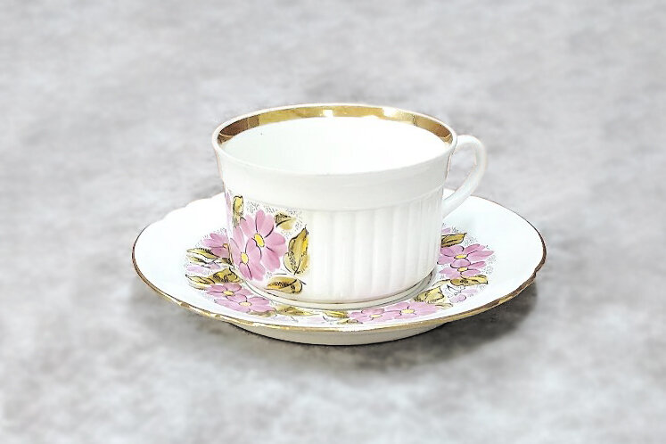 Чайная пара из сервиза «Хоровод». Хайта, 1975 год. Автор формы «Байкал» Виктор Васильевич Лозинский, автор росписи Станислава Дмитриевна Лозинская