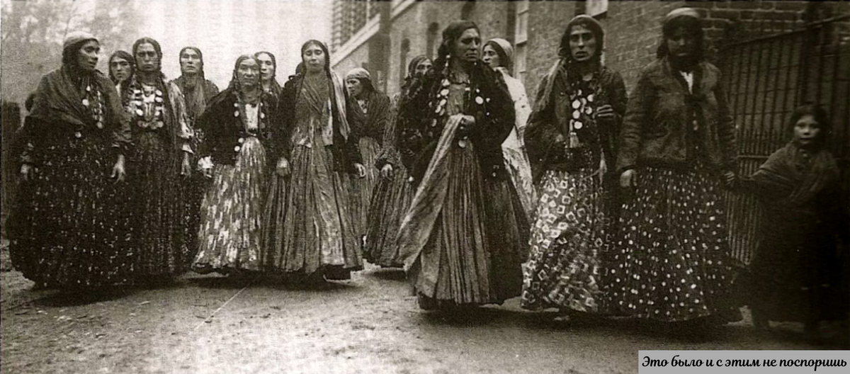 Одежда цыган – будто костюм для развлекательного шоу. Каста циркачей? https://clck.ru/34RtE9 