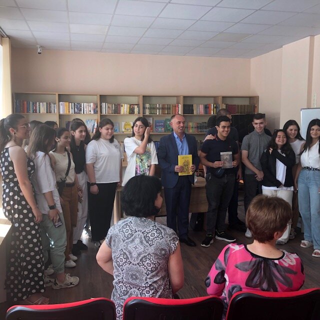 В Русском центре г. Степанакерта состоялась встреча с писателем Ашотом Бегларяном. Фоторяд