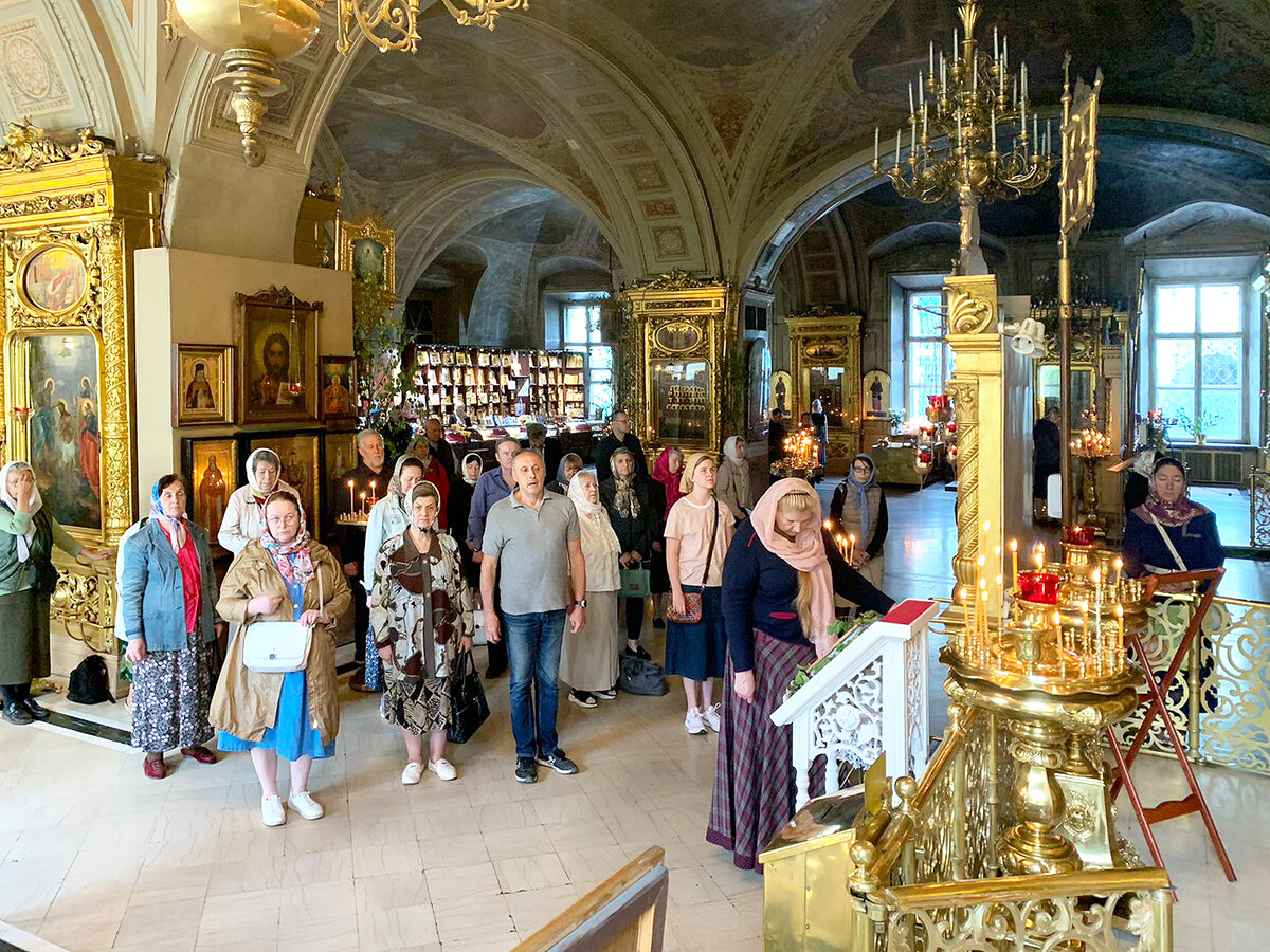 У патриарших москва