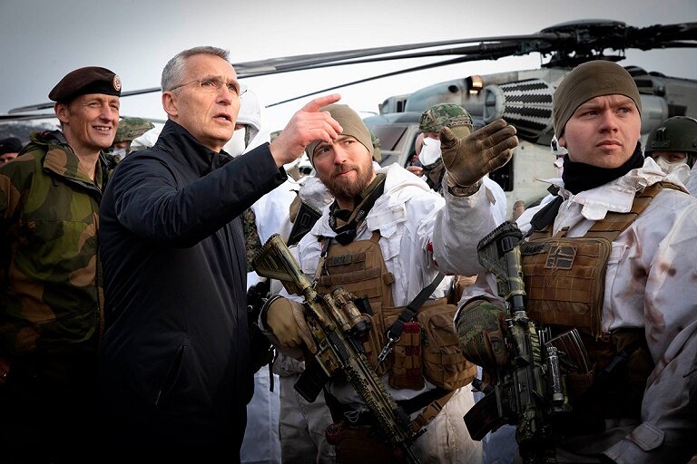 Генсек НАТО Йенс Столтенберг с западными военными. Фото: Jens Stoltenberg / Twitter