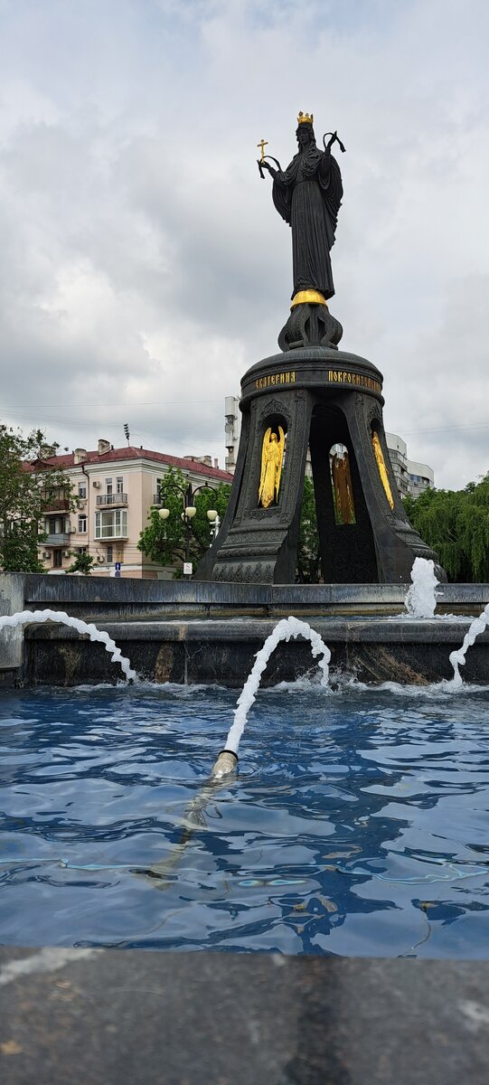 Краснодар. Памятник святой Великомученице Екатерине.