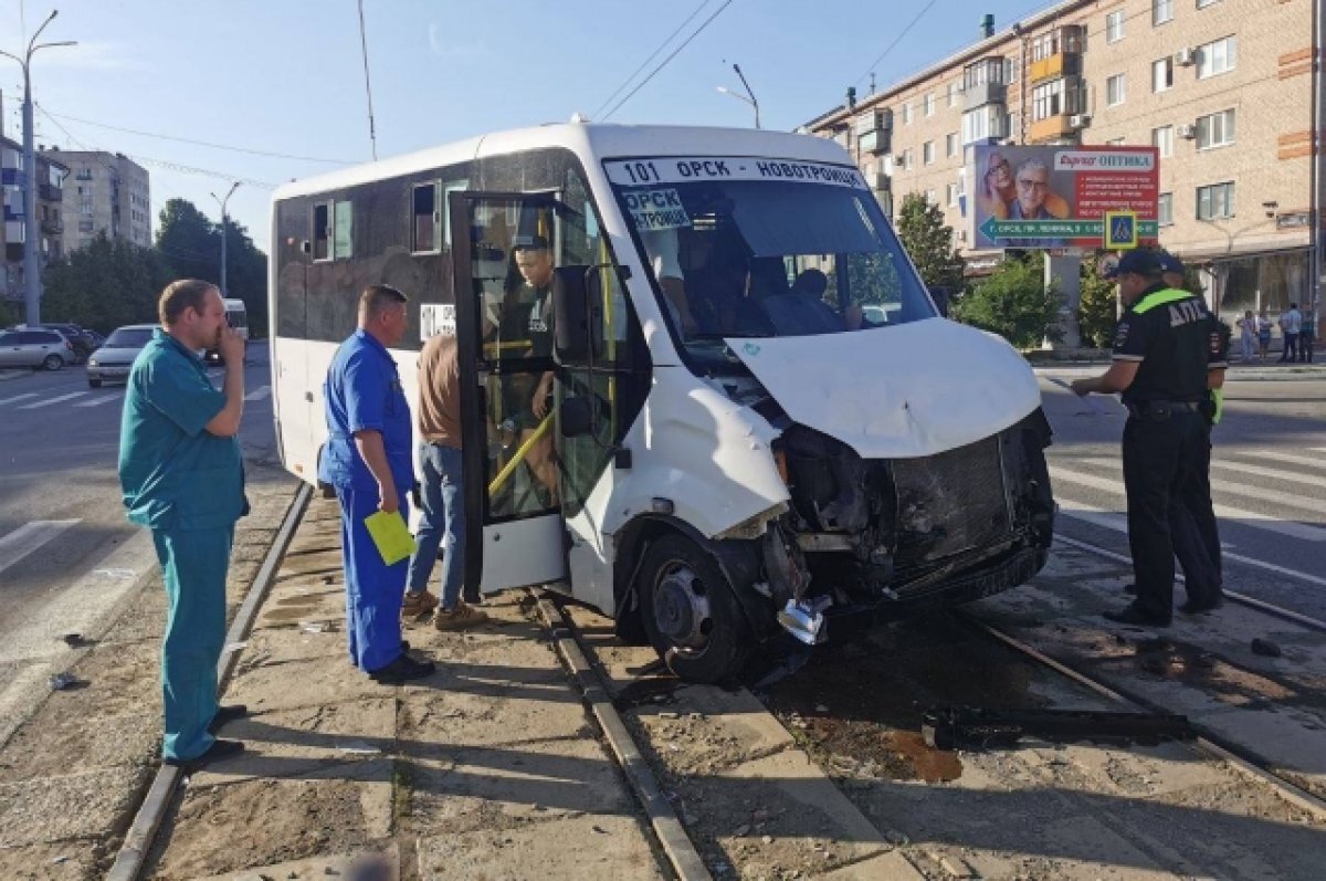 В Орске Toyota протаранила пассажирскую «Газель» на перекрестке | АиФ– Оренбург | Дзен