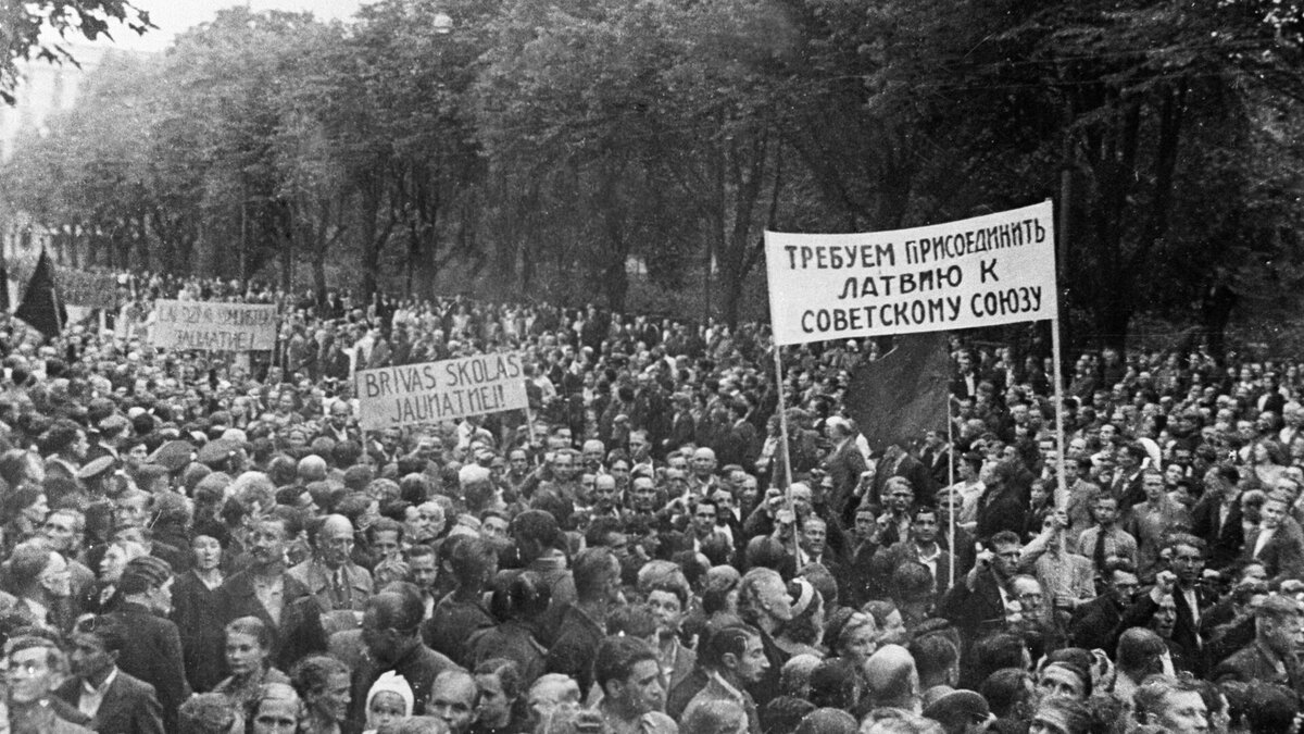 Демонстрация трудящихся в Риге, требующих присоединения Латвии к СССР, 1940 г. / Общедоступное фото