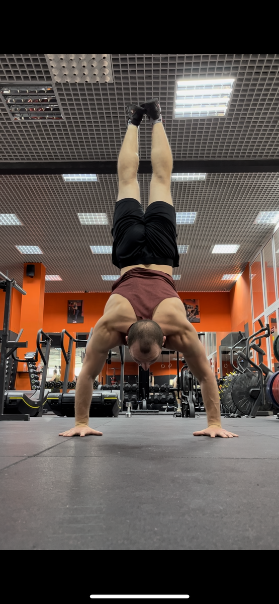 Отжимания в стойке на руках. 