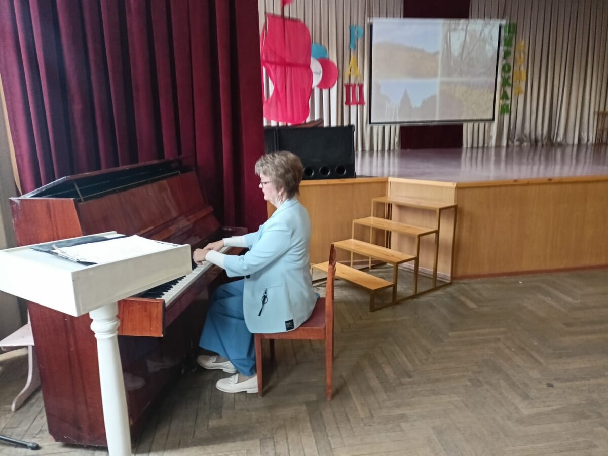 Фото автора с концерта "Кисловодский ноктюрн" по Пушкинской карте в СОШ № 17 г. Кисловодска.