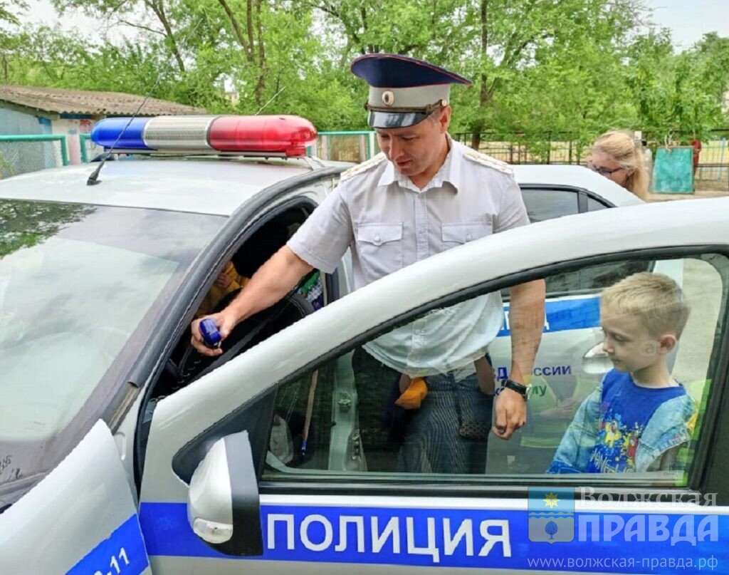 Настоящая полицейская машин всегда пробуждает интерес детворы📷     Сотрудники Волжского ОГИБДД вместе с отрядом ЮИД обучили малышей «Азбуке дорожного движения»

