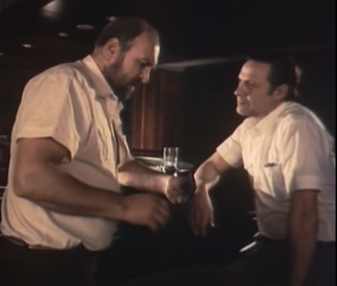 Американский журналист Пол Дик и светский разведчик Славин обсуждают "обед в Макдональдсе"