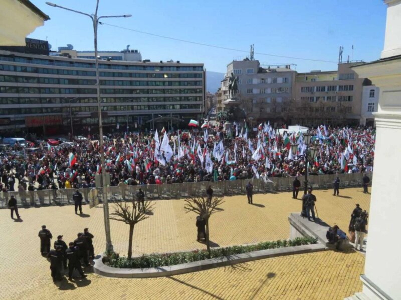    В Болгарии губернаторы увольняются, жители массово выходят на протесты против нового правительства войны
