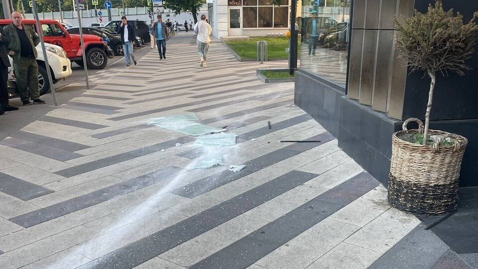     Ограничительное стекло рухнуло с верхнего этажа здания ЖК «Царская площадь» на севере Москвы и чуть не убило маленького ребенка.