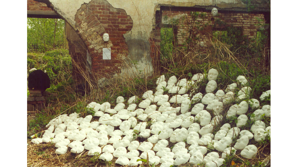 Фото: Олег Блябляс📷Группа «Зер Гут». Инсталляция «Опыт создания мифа», 2002