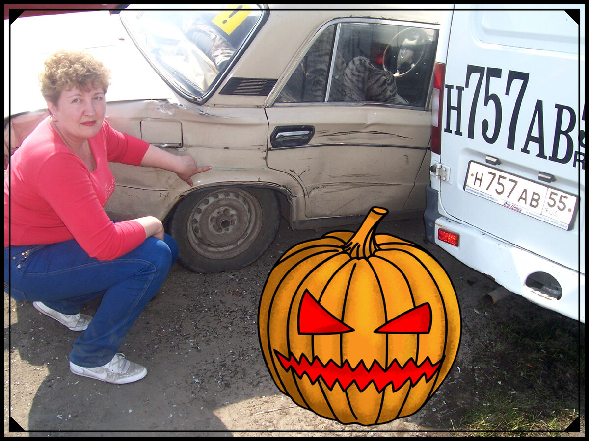 Водитель показывает, что было касание с другой автомашиной, третий участник ДТП уехал с места происшествия. видно зарапину с остатками зелёной краски.