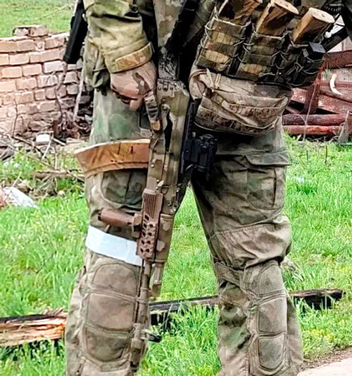 Боец спецназа Росгвардии в зоне СВО, с тюнингованным и крашеным АК-74М. Ручка переноса огня присутствует (фото из открытых источников)