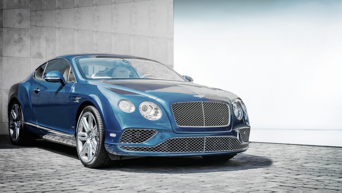     В Шахтах на улице Чернокозова произошло ДТП с участием Bentley и ВАЗ-2114, обстоятельствами аварии поделились донской Telegram-канал.