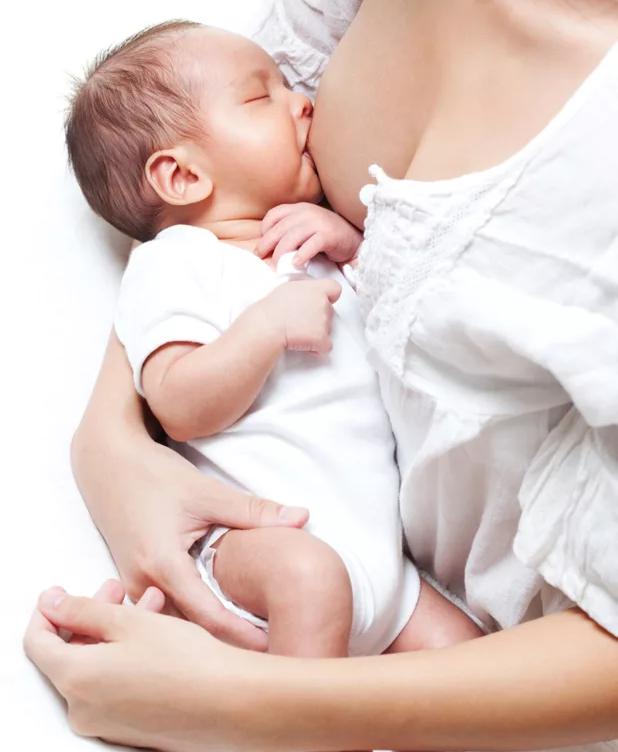 Месяц материнства. Мама с младенцем. Мама и новорожденный малыш. Женщина с ребенком. Парамеева breastfeeding.