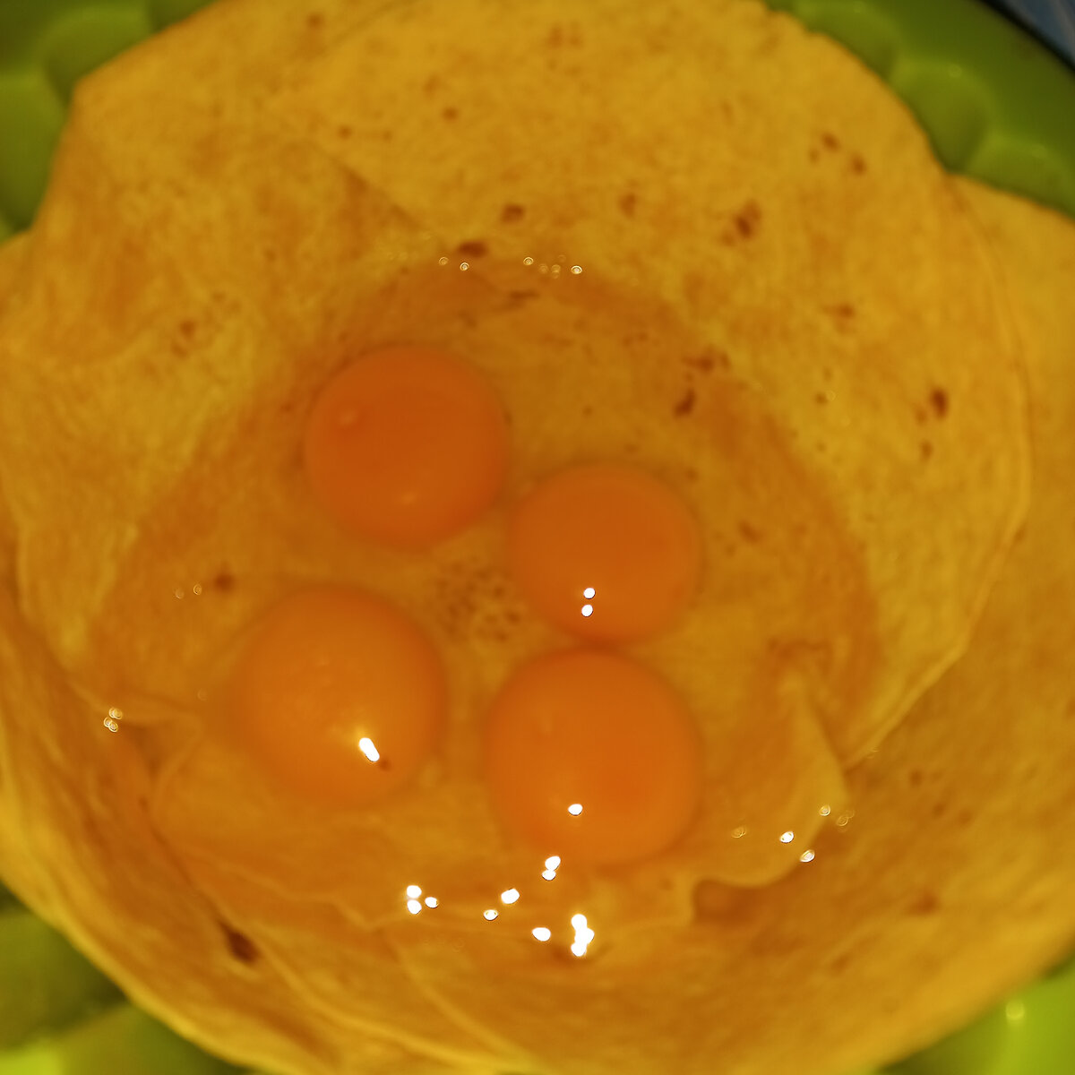 Нам понадобится:  В форму для запекания добавьте 3 лепешки. Разбейте 4 яйца Посыпьте солью и укропом Запекайте при 180 ° 25 мин Приятного аппетита ❤️ Не забудьте подписаться и поставить 👍-2