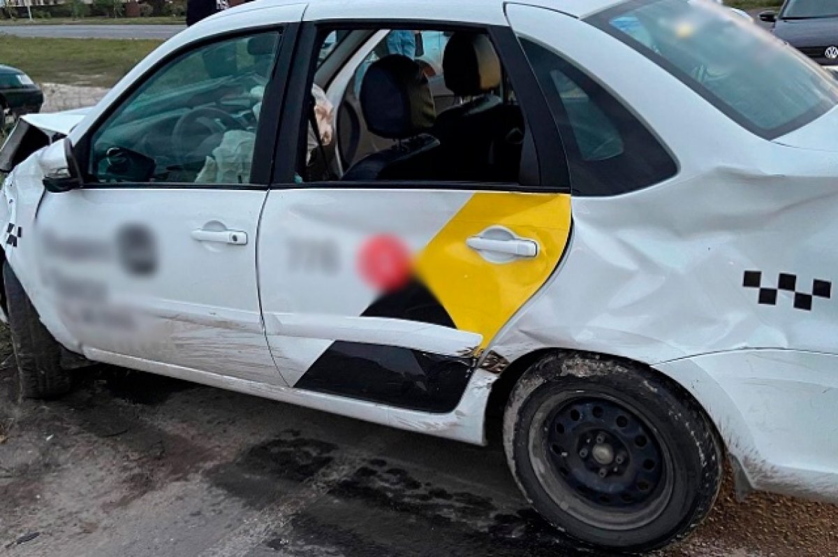    Во Владивостоке таксист врезался в забор стройки без видимых причин