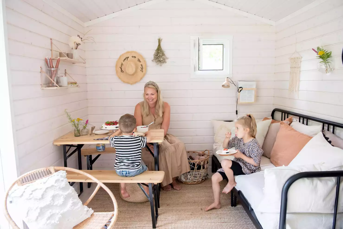 Внутри этого домика-крошки довольно уютно, хотя места, конечно же, мало. Тут есть кухонный гарнитур, где можно приготовить легкий обед, обеденный столик и раскладывающаяся скамья для отдыха