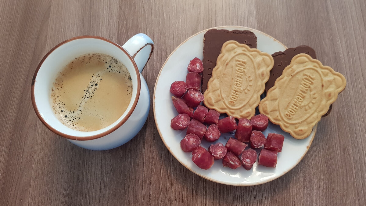 Кофе, кабаносы из индейки и печенье "Юбилейное" в шоколадной глазури