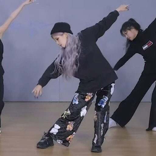 Была  ситуация, когда на Соен накинулись хейтеры из-за милых штанишек на репетиции. Глупо осуждать человека за одежду, она на репетиции с командой, решать что она оденет только ей.