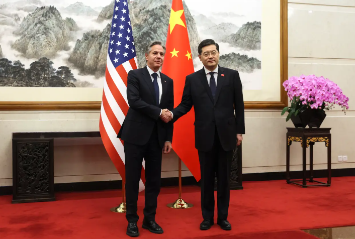 Блинкен и Цинь Ган (фото с сайта irishnews.com)