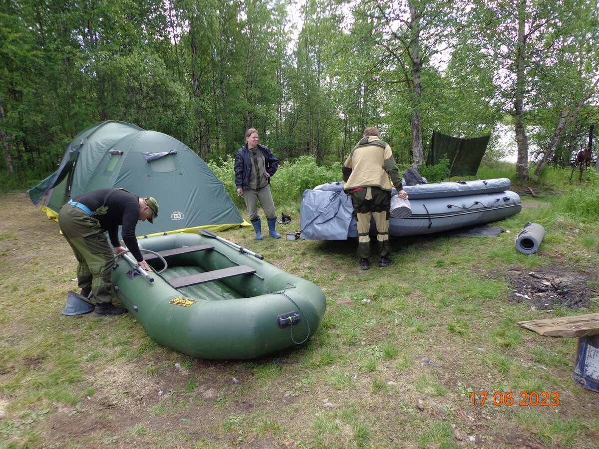 Палатка не наша. Здешних туристов хватает. Все на воде. Машины постоянно приезжают с лодками на прицепе. Мало уезжают. Жизнь здесь кипит как в мегаполисе. Вот тебе и забытый Заполярный уголок неведомой тайги с маленькой речкой Толвой. И такой рыбной.